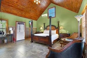 una camera con letto e sedie di Swing On Inn- Hankie Pankie Cottage a Dripping Springs