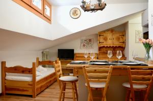 une chambre avec des lits superposés et une cuisine avec une table et des chaises dans l'établissement Hostdomus - Rifugio delle Stelle, à Sestrières