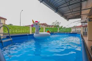een zwembad met een rubberen eend in het water bij D'joysty in Johor Bahru