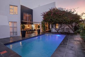 Πισίνα στο ή κοντά στο Luxury home walking distance to Blouberg beach