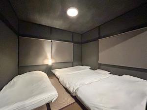 室内サウナ 最大18名 川に面する高級貸切宿 下吉田 月江寺駅徒歩圏内 自転車レンタル及び駐車場3台無料客房内的一张或多张床位