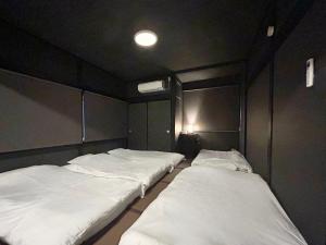 室内サウナ 最大18名 川に面する高級貸切宿 下吉田 月江寺駅徒歩圏内 自転車レンタル及び駐車場3台無料客房内的一张或多张床位