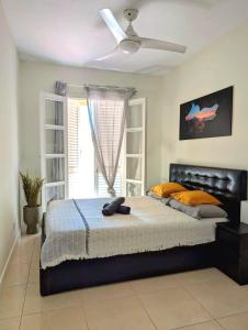 a bedroom with a bed with a ceiling fan at MI CASA ORLANDO Fañabe in Adeje