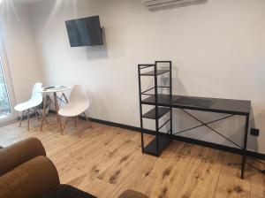 - un salon avec un bureau, une table et des chaises dans l'établissement BlackandWhite, à Sandomierz 19 autres photos