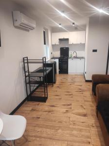 une cuisine et un salon avec parquet dans l'établissement BlackandWhite, à Sandomierz