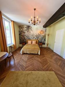 ein Schlafzimmer mit einem Bett und einem Gemälde an der Wand in der Unterkunft Maison Bourgeoise classée 3 étoiles à 100 m des Bords de Loire avec parkings privés in Orléans