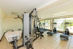 Spordikeskus ja/või sportimisvõimalused majutusasutuses Remodeled Top-Floor Flamingo Condo with Outstanding Ocean Views