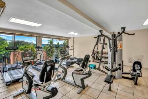 Fitness centrum a/nebo fitness zařízení v ubytování Remodeled Top-Floor Flamingo Condo with Outstanding Ocean Views