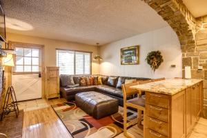 Khu vực ghế ngồi tại Pool and 3 Hot Tubs Winter Park Condo on Bus Line