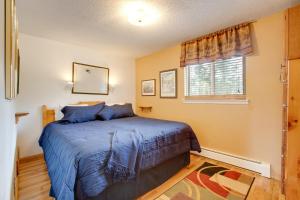 Giường trong phòng chung tại Pool and 3 Hot Tubs Winter Park Condo on Bus Line +18 ảnh