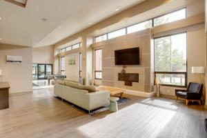 TV/trung tâm giải trí tại Pool and 3 Hot Tubs Winter Park Condo on Bus Line