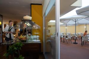 A restaurant or other place to eat at Apartamentos Teneguia