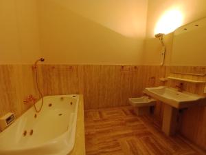 a bathroom with a tub and a sink and a toilet at Villa Donna Anna in Assisi +19 photos