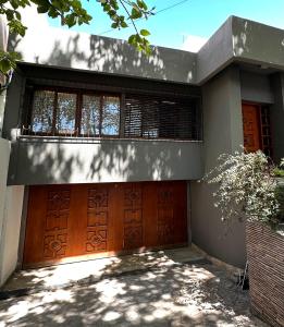 门多萨Lujoso Loft en la mejor ubicación!的房屋前设有2扇木制车库门