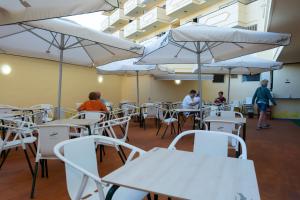 A restaurant or other place to eat at Apartamentos Teneguia