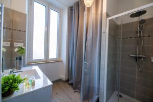 a bathroom with a shower and a sink at Major d'Home Amalgame avec jacuzzi en option in Périgueux
