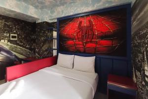 um quarto com uma cama e uma pintura na parede em Good Deal Studio Apartment at Student Castle Yogyakarta By Travelio em Seturan