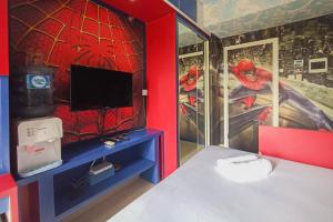 um quarto com um homem-aranha a pintar na parede em Good Deal Studio Apartment at Student Castle Yogyakarta By Travelio em Seturan
