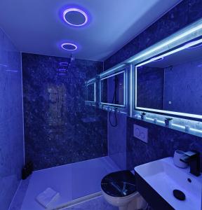 Un baño con ducha, lavabo e inodoro. en Modern Apartments Neuburg 9, en Neuburg an der Donau 32 fotos más