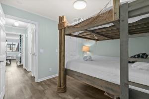 默特尔比奇Ocean Forest Villas A307 - Oceanview的一间卧室，配有两张双层床和一张书桌