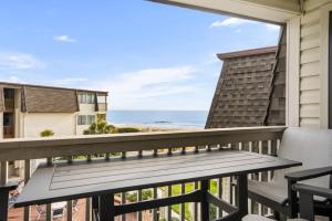 Ocean Forest Villas A307 - Oceanview的阳台或露台