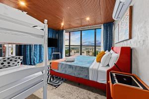 - une chambre avec 2 lits superposés et un balcon dans l'établissement Featuring a breathtaking infinity pool and a beach tennis court, à Loiza 37 autres photos