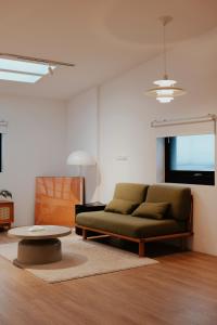 un salon avec un canapé et une table basse dans l'établissement 薄荷巴黎 Coffee House, à Taïtung