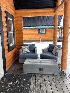 Zona d'estar a Log lofted rustic cabin in woods