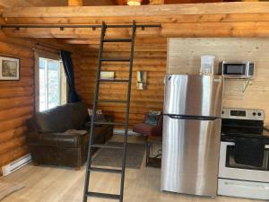 Cuina o zona de cuina de Log lofted rustic cabin in woods