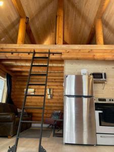 Cuina o zona de cuina de Log lofted rustic cabin in woods