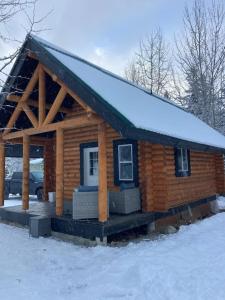 Lofted log cabin with fire table v zimě