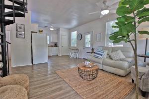 キャニオン・レイクにあるHill Country Dreamsのソファとテーブルのあるリビングルーム
