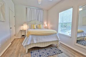 キャニオン・レイクにあるHill Country Dreamsのベッドと窓のある寝室