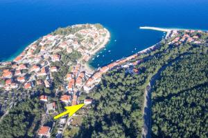 un'isola con una freccia gialla vicino all'acqua di Il Mare - beach house a Blato