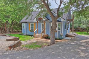 キャニオン・レイクにあるHill Country Dreamsの青い家