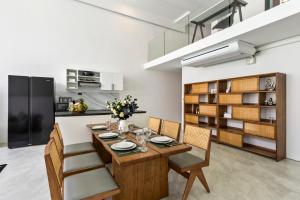 a kitchen and dining room with a wooden table and chairs at Zen Style Pool Access Townhouse in Nathon Bay