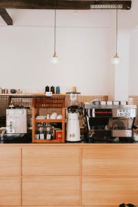 - une cuisine avec un comptoir et une cafetière dans l'établissement 薄荷巴黎 Coffee House, à Taïtung