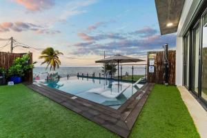 une piscine avec vue sur l'océan dans l'établissement Featuring a breathtaking infinity pool and a beach tennis court, à Loiza