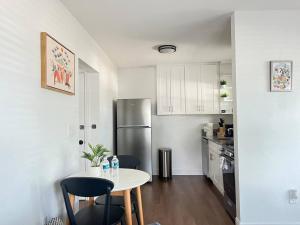 克利尔沃特Beautiful Studio 10 Min From The Beach 1的配有桌椅和冰箱的厨房