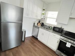 克利尔沃特Beautiful Studio 10 Min From The Beach 1的配有白色橱柜和不锈钢冰箱的厨房