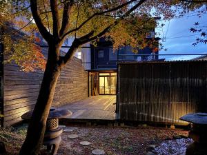 廿日市bHOTEL Kaniwasou 101 1BR good for 10PPL in the scenic Island of Miyajima的一座带木甲板的房屋