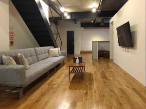 bHOTEL Kaniwasou 101 1BR good for 10PPL in the scenic Island of Miyajima的电视和/或娱乐中心