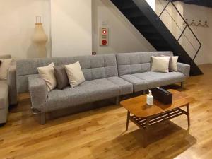bHOTEL Kaniwasou 101 1BR good for 10PPL in the scenic Island of Miyajima的休息区