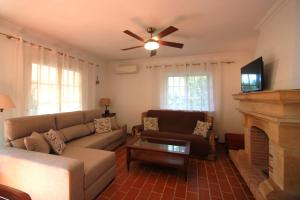 Telewizja i/lub zestaw kina domowego w obiekcie Chalet CasaTuris en Urb. La Font Sant Joan d´Alacant CH102