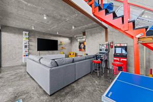 un salon avec un canapé et une console de jeux vidéo dans l'établissement Featuring a breathtaking infinity pool and a beach tennis court, à Loiza