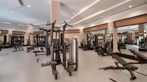 拉斯阿尔卡麦Seabreeze Vacation Homes, Cozy Beach Apartment 1BHK的拥有多台跑步机和椭圆机的健身房