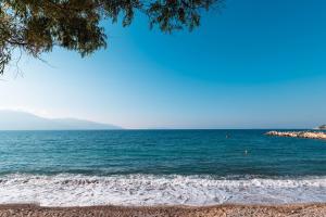 uitzicht op de oceaan vanaf een strand bij Mazarine Hotel, Vlorë, Albania in Vlorë