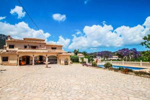 Una casa grande con patio y piscina. en Villa Sala, en Calpe