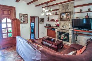 Una sala de estar con un sofá y una chimenea. en Villa Sala, en Calpe