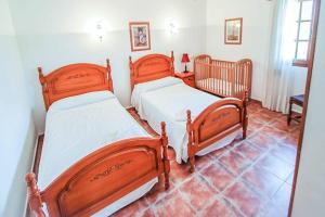 2 camas individuales en un dormitorio con suelo de baldosa en Villa Sala, en Calpe 14 fotos más
